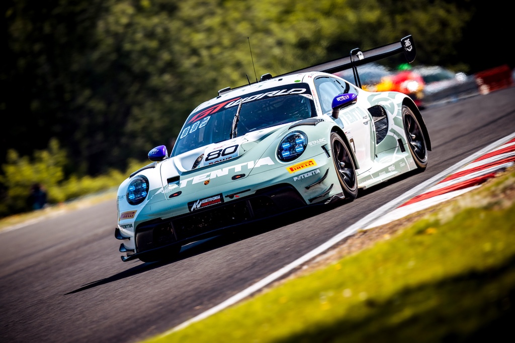 Bastian Buus tog mesterskabsføring på Brands Hatch.
(Foto: Lionspeed GP)